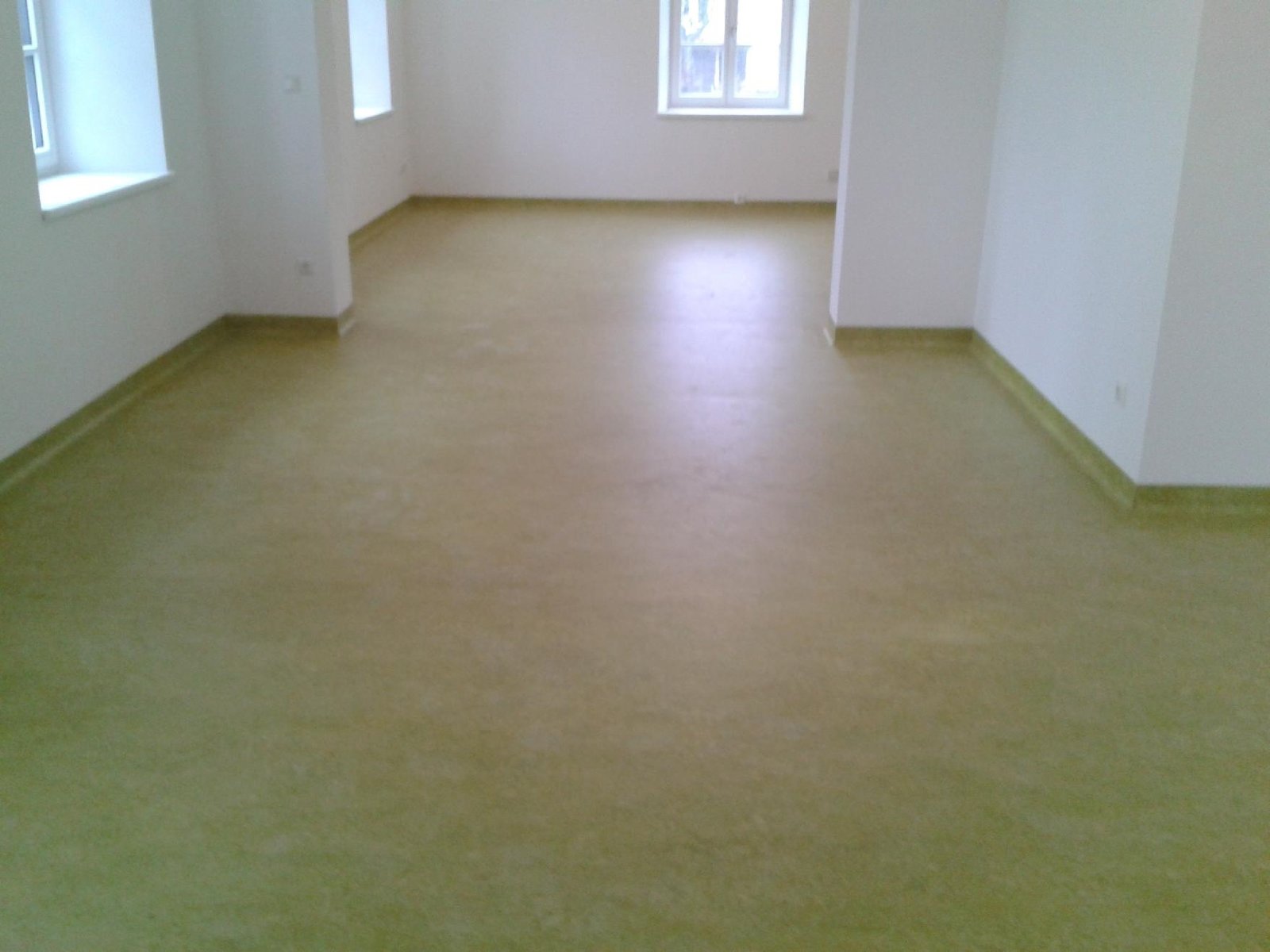 Linoleum mit Hohlkehlenleisten